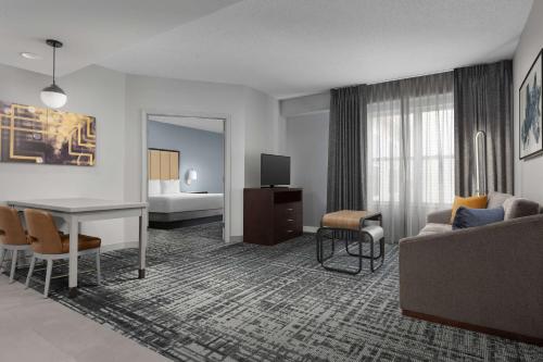 怀俄米兴沃密斯瑞丁希尔顿惠庭套房酒店 的酒店客房设有沙发、桌子和床。