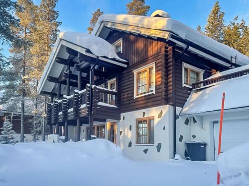 列维Holiday Home Estrella levi by Interhome的雪中的一个木屋