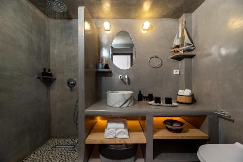 莫诺利索斯加布里埃尔公寓的一间带水槽和淋浴的浴室