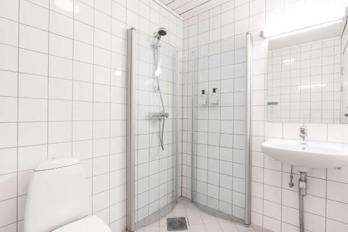 奥斯陆奥林匹亚顶级运动酒店- 斯堪迪克酒店的带淋浴、卫生间和盥洗盆的浴室