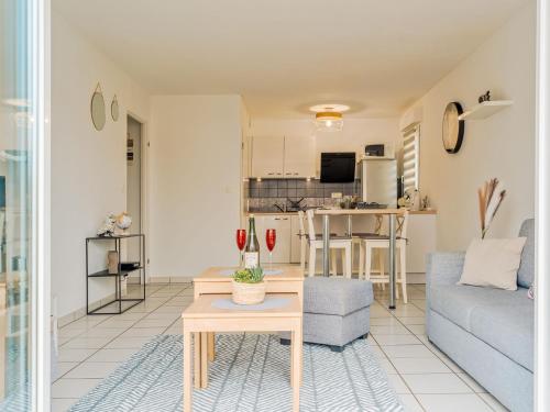 普勒尔蒂Apartment Les Caps Horniers-2 by Interhome的客厅配有沙发和桌子