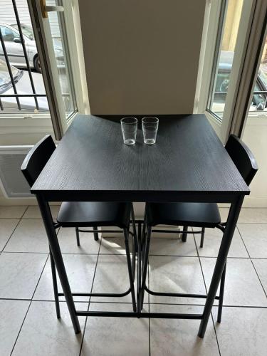 马赛Shared Room - Chambre Partagée的两杯桌子上摆着椅子