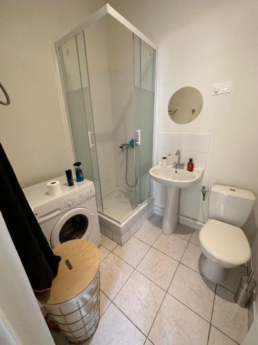 马赛Shared Room - Chambre Partagée的一间带洗衣机和水槽的浴室
