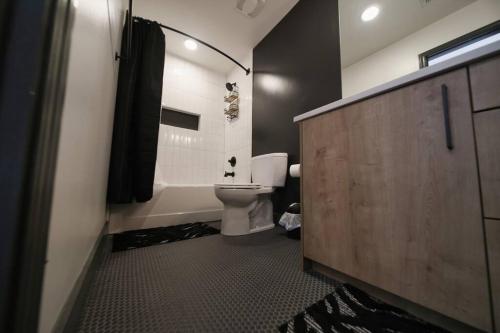 伯明翰Urban Luxe Studio的浴室配有卫生间、浴缸和水槽。