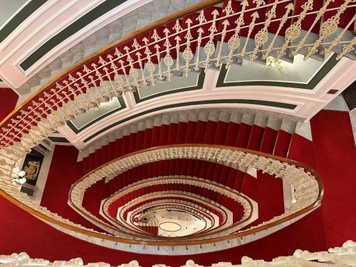 热那亚布里斯托宫殿酒店的剧院里一个螺旋楼梯,有红色的墙壁