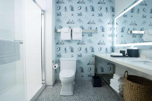 亚特兰大Origin Atlanta, a Wyndham Hotel的浴室配有白色卫生间和盥洗盆。