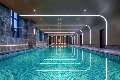 大连大连中天温德姆酒店的游泳池,位于带泳池导览器的建筑内