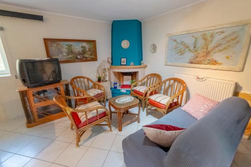 圣马太奥斯Krasa 2bedroom apartment的客厅配有沙发、椅子和电视