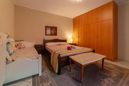 圣马太奥斯Krasa 2bedroom apartment的一间卧室配有一张床和一张桌子