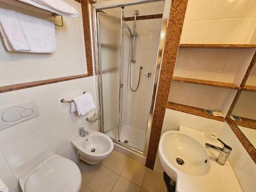 西尼加利亚菲奥瑞拉酒店的带淋浴、卫生间和盥洗盆的浴室