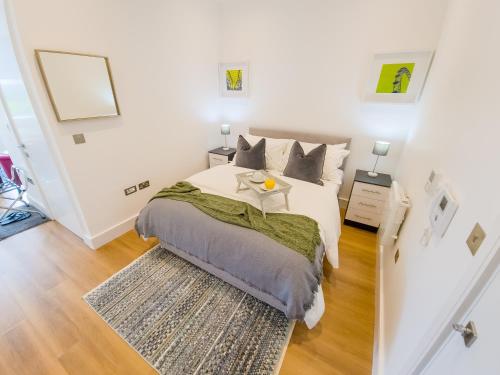 斯劳Captivating 1-Bed Apartment in Slough with Kingbed的一间白色卧室,配有床和地毯