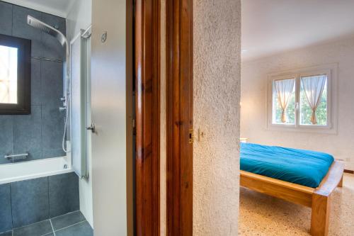 莱斯卡拉Ginajeflo的一间卧室设有一张床、淋浴和窗户