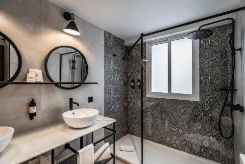 塞维利亚拉维达温齐酒店的一间带水槽和淋浴的浴室