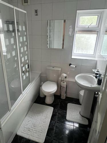 伦敦Nest Egg的浴室配有卫生间、盥洗盆和淋浴。