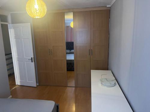 伦敦Nest Egg的一间设有白色桌子的房间和一间带卧室的房间