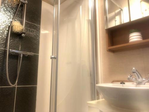 希舍姆Rivington Retreat的带淋浴和盥洗盆的浴室