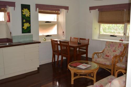 飞鱼湾木槿之家旅馆的厨房以及带桌椅的起居室。