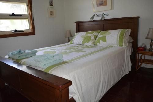飞鱼湾木槿之家旅馆的一间卧室配有带毛巾的床