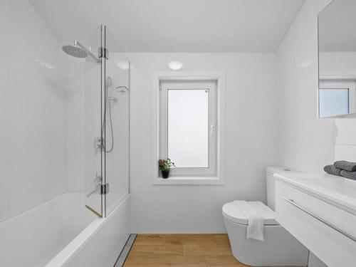 悉尼4 bdrms house ICC & Darling Harbour & central & CBD & China Town的白色的浴室设有卫生间和窗户。