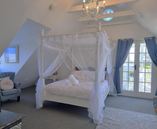 邦加里Bella Abode on Bribie - Loft with Pool的一间卧室配有一张带泰迪熊的天蓬床。