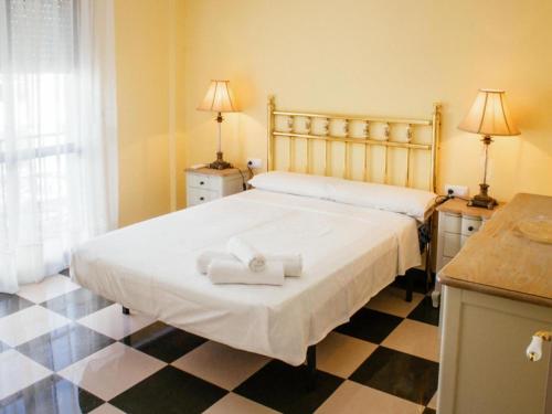 弗里希利亚纳Tipica Casa En Frigiliana con patio y terraza的一间卧室配有一张床,上面有两条毛巾