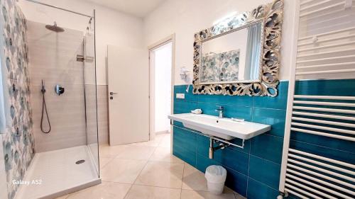 阿杰罗拉Olimpo degli Dei的一间带水槽、淋浴和镜子的浴室