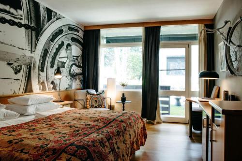 拉斯特Hotel Drahteselböck的一间卧室设有一张床和一个大窗户