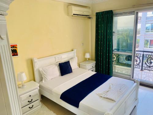 达累斯萨拉姆Platinum apartment的一间卧室设有一张大床和一个窗户。