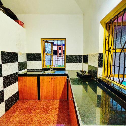 卡兰古特The Grey Villa - Private Pool的厨房设有水槽和彩色玻璃窗。