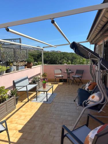 贾迪尼-纳克索斯DOLCEVITA NAXOS terrace&apartment的庭院配有桌椅和遮阳伞。