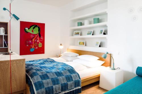 拉斯特Hotel Drahteselböck的卧室配有一张床,墙上挂有红色的画作