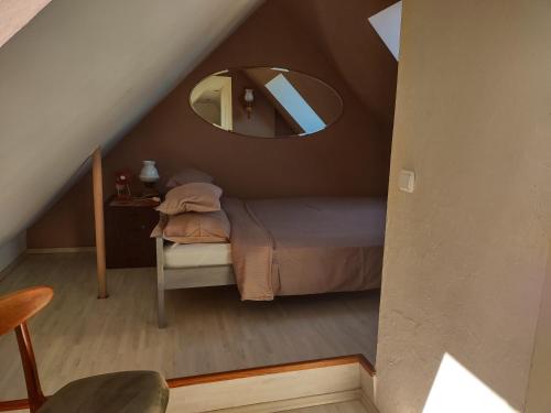 蒂科钦Loft 'PRL'的一间小卧室,配有一张床和镜子