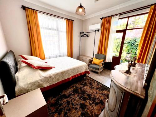 安塔利亚Konukzade OldTown Apart的一间卧室配有一张床、一把椅子和窗户。