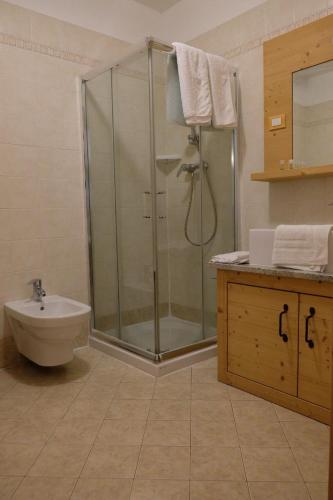 福尔加里亚B&B Longanorbait的带淋浴、卫生间和盥洗盆的浴室