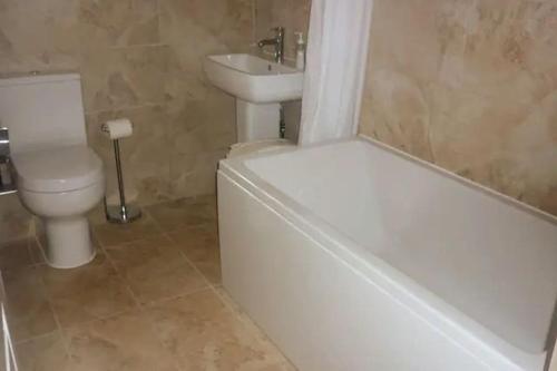 阿斯克Glenview Lodge accommodation, Monmouthshire的浴室配有卫生间、浴缸和水槽。