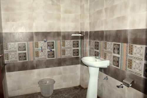 巴雷利Hotel Krishna Residency Bareilly Near Ashish Royal Park的一间带水槽和卫生间的浴室