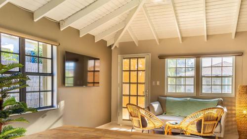 奥拉涅斯塔德Talk of the Town Inn & Suites - St Eustatius的带沙发、椅子和窗户的客厅