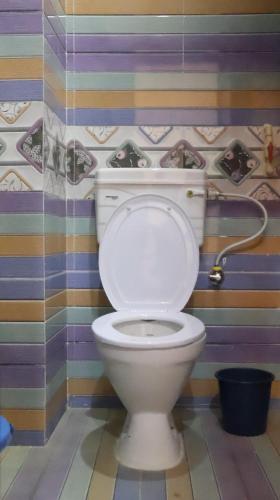 瓦拉纳西Hotel Chandra Dreams的一间位于客房内的白色卫生间的浴室