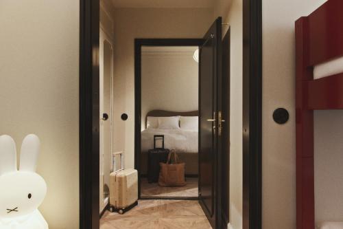 哥本哈根Hotel Bella Grande的带镜子的房间和带床的房间