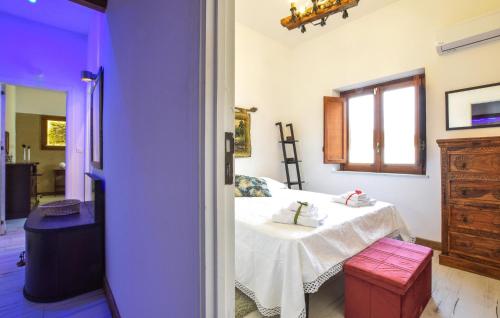 巴勒莫Pet Friendly Home In Palermo With Kitchen的客房设有一张带桌子和窗户的床。