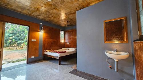 黎明之村Time Travellers Farm Stay的一间带水槽的浴室和一间带一张床的卧室