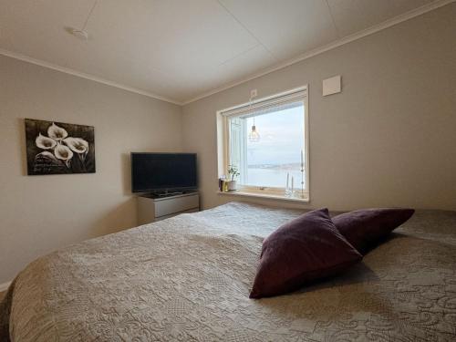 TorslandaFantastic villa with a sea view in Torslanda的一间卧室设有一张大床和一个窗户。