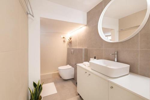 雅典The HostMaster Ethereal Scene的白色的浴室设有水槽和镜子