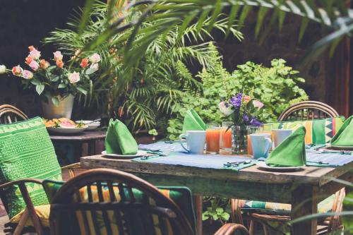纳纽基Mukima House, Anasa Hotels & Experiences的餐桌上放有食物盘子的桌子