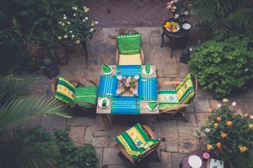 纳纽基Mukima House, Anasa Hotels & Experiences的花园内桌椅的顶部景色
