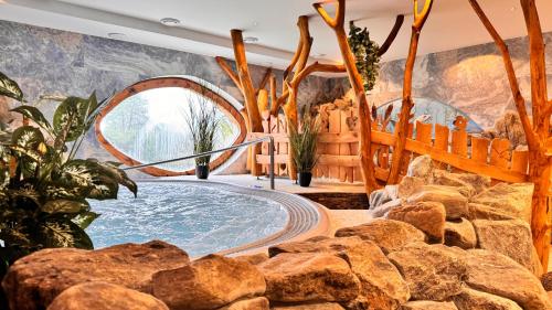 赫林斯科Hotel Kocourkov的岩石客房内的按摩浴缸