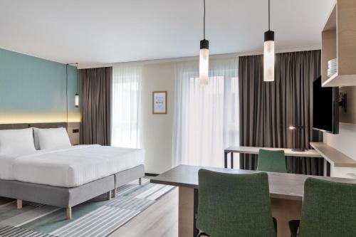 汉堡Residence Inn by Marriott Hamburg Altona的配有一张床和一张书桌的酒店客房