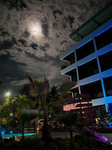苏莎亚Surf One的夜间与月亮相映成像的建筑景观