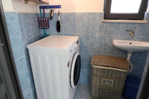 培拉特Toni Apartment Berat的一间带洗衣机和水槽的浴室