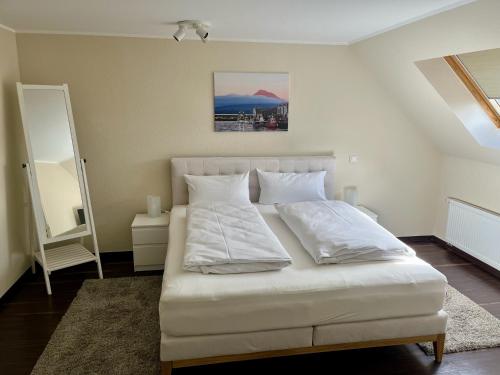 梅德巴赫特洛尔布奥豪斯酒店的客房内的白色床和白色枕头